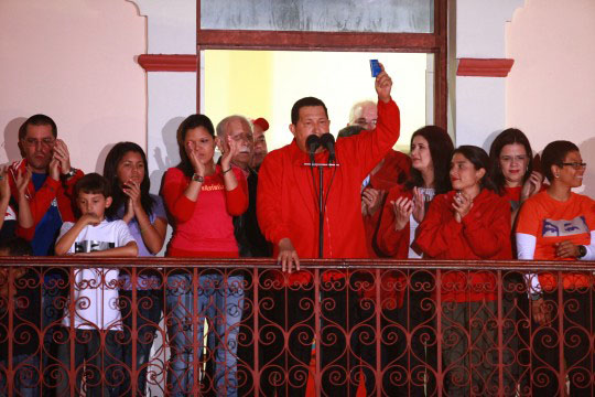 Desde el Balcón del Pueblo del Palacio de Miraflores, en Caracas, el Comandante de la Revolución Bolivariana resaltó esa noche que la victoria de ese día fijaba un valor histórico y trascendental.