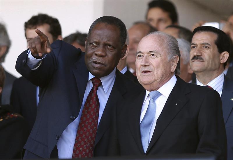 Hayatou fue candidato a presidente de la FIFA en 2002, pero fue derrotado justamente por Blatter.