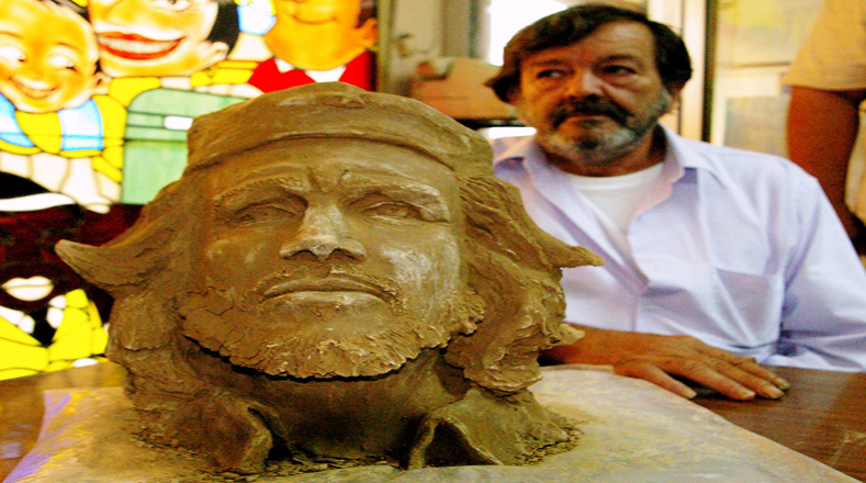 En México, el escultor Santos Ochoa Treviño muestra un busto en arcilla del revolucionario argentino-cubano.