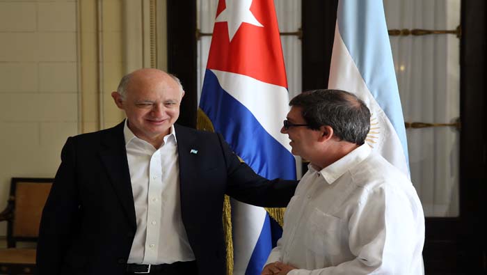 El canciller argentino, Héctor Timerman (izquierda), agradeció a su homólogo de Cuba, Bruno Rodríguez, por el apoyo en el tema de las Islas Malvinas.