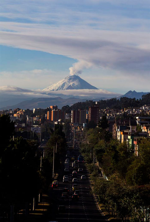 Vista general este jueves 8 de octubre de 2015, del volcán Cotopaxi emitiendo ceniza y vapor en Quito (Ecuador). 