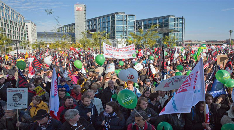 En Berlín, la participación en esta manifestación fue una de las más multitudinarias en los últimos años, tanto que miles de manifestantes todavía no habían comenzado a caminar cuando la cabeza de la marcha ya había llegado a su destino.