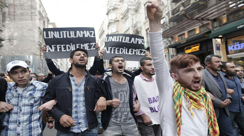 Los manifestantes en Estambul reaccionan y gritan consignas contra la violencia, tras las dos explosiones en Ankara.