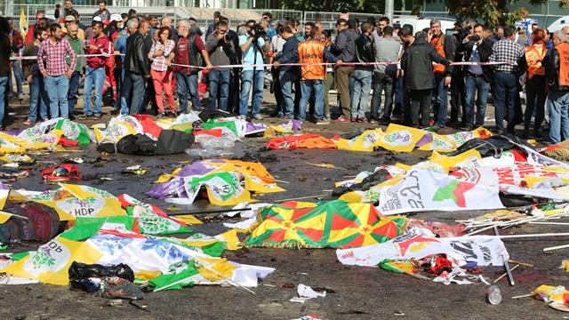 El atentado se produjo durante una manifestación a favor de la paz, la democracia y el trabajo, cerca de la estación central de trenes de la capital turca.