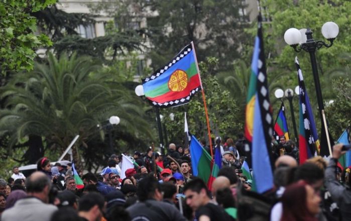 Esta manifestación coincide con algunas concentraciones en América Latina, como en Venezuela, donde se condena el saqueo y exterminio del pueblo aborigen con la llegada de los españoles. 