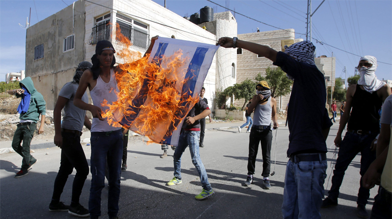 Jóvenes árabes queman la bandera de Israel en el Día de la Ira