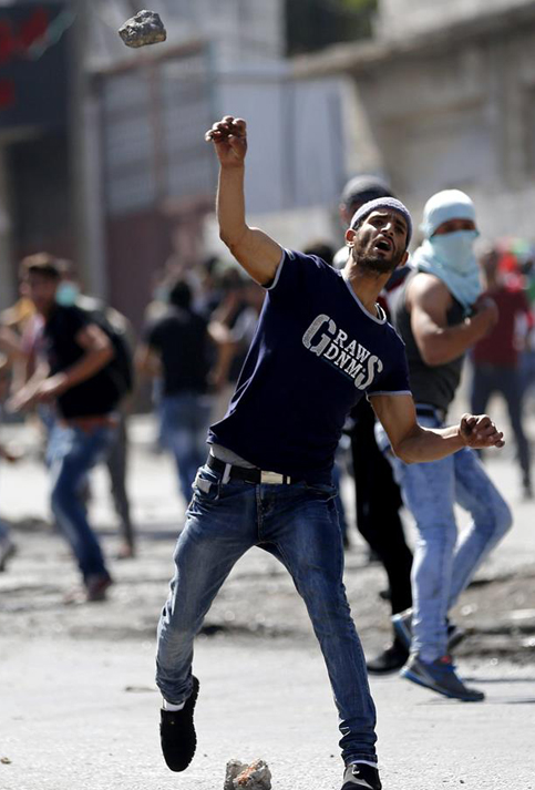 Joven árabe protesta contra la ocupación israelí