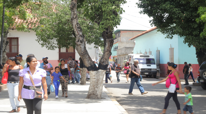 En los alrededores de la Plaza Bolívar de Santa Lucía, los pobladores disfrutaron de un día tranquilo y bastante soleado.