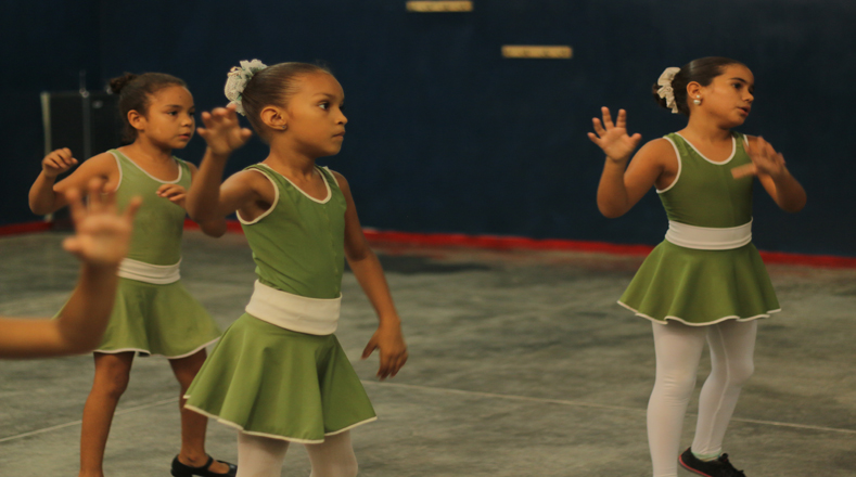 Un grupo de niñas ensaya una rutina de danza; una expresión artística que aquí se imparten varios días a la semana.