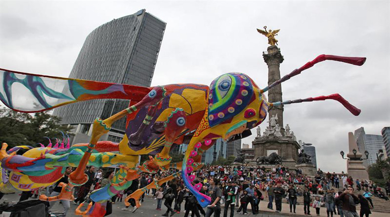 Cientos de personas desfilan del Zócalo al Ángel de la Independencia; para el noveno concurso anual organizado por el Museo de Arte Contemporáneo.