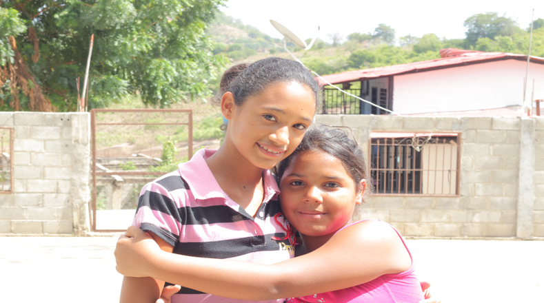 Jannely García (13), y Oriana Carreño (9), visitan habitualmente la casa de Mary y Elías, pues se consideran parte de la familia.