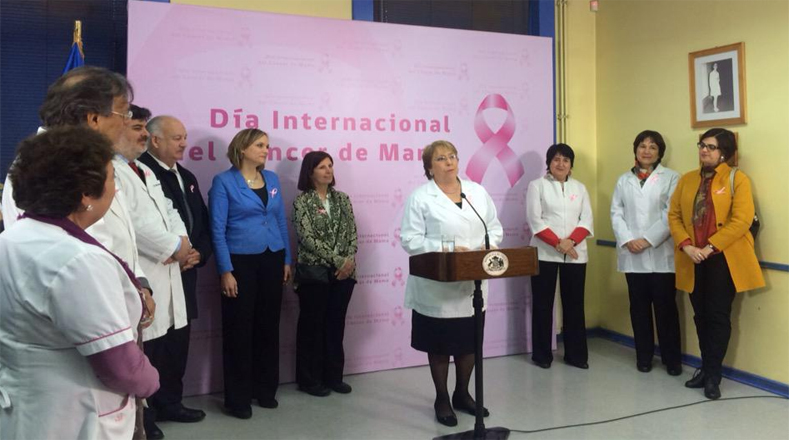 Durante su visita a un Centro de imagenología mamaria en la capital chilena, la presidenta Michelle Bachelet invitó a todas las mujeres del mundo a mantenerse informadas para prevenir a tiempo el cáncer de mama.