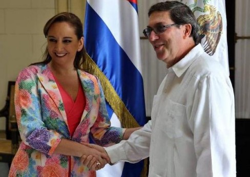 La secretaria de Relaciones Exteriores de México, Claudia Ruiz Massieu, junto a su homólogo cubano, Bruno Rodríguez.