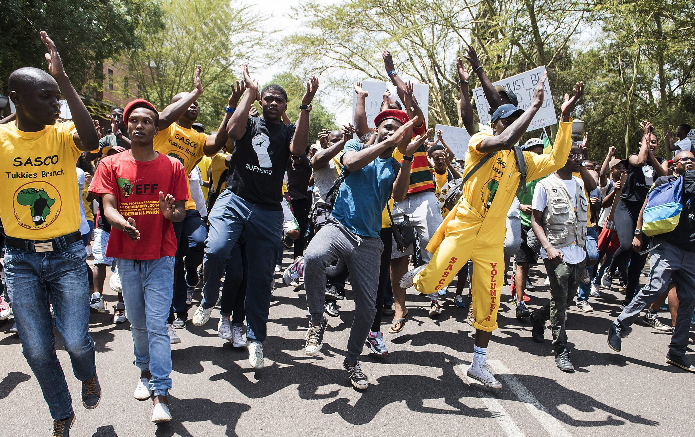 Durante las protestas, un estudiante resultó herido cuando intentaban tomar el edificio del Parlamento de Sudáfrica.