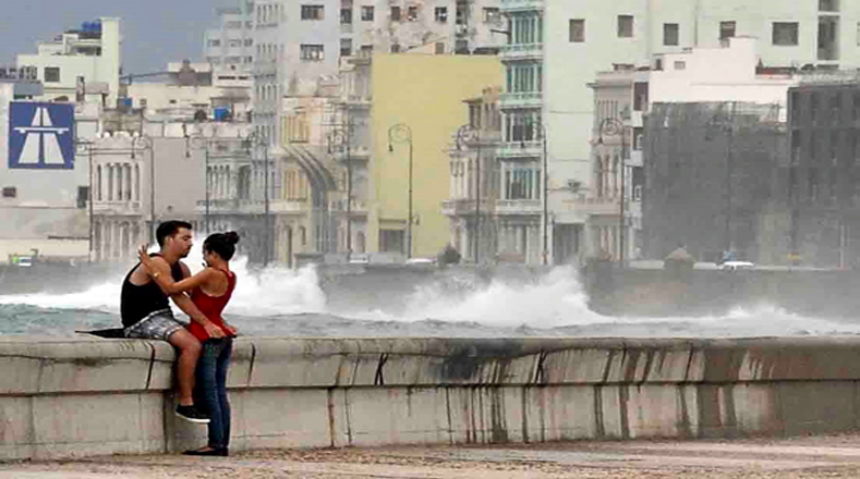 El malecón de La Habana se presta para el romance y los idilios de amor. 