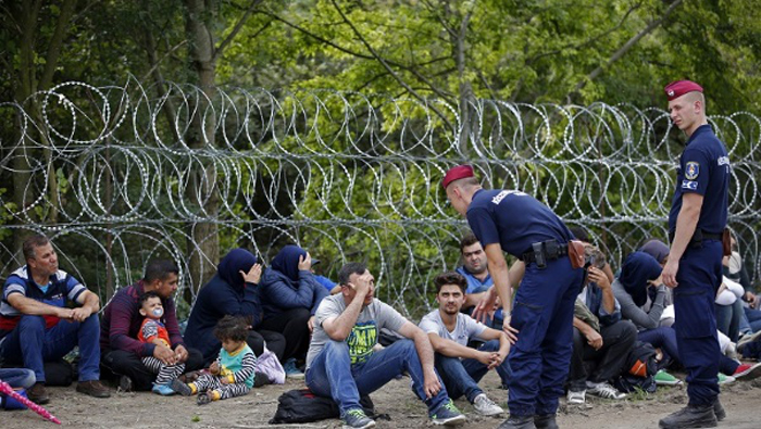 Refugiados que entran a Hungría enfrentan deportación.