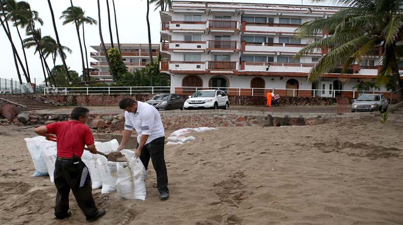 Mexicanos esperan la llegada de un huracán que ha sido comparado con el tifón Hayan que pasó en 2013 por Filipinas.