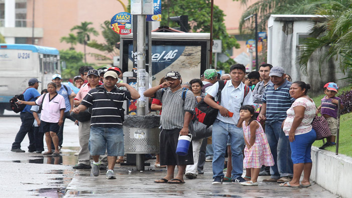 Ciudadanos esperando el transporte en la ciudad de Puerto Vallarta.