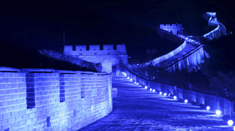 La Gran Muralla China también se iluminó de azul este viernes, con motivo del 70 aniversario de la Organización de Naciones Unidas.