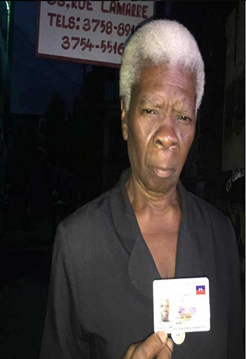 Guetta Duverjuste tiene 70 años y fue la primera en llegar a su centro de votación.