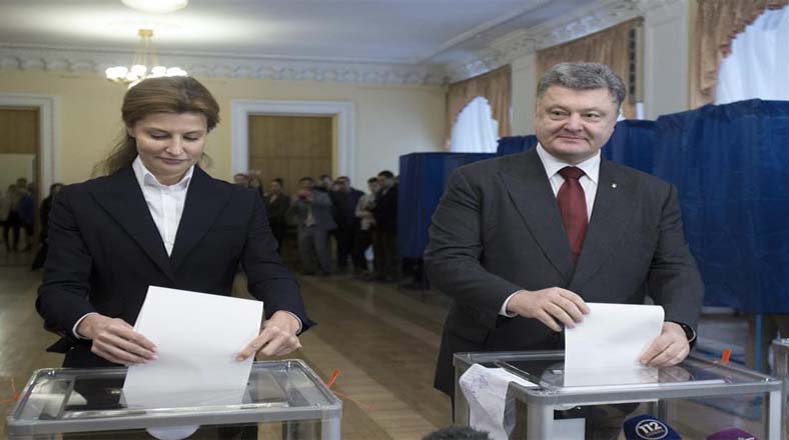 El presidente ucraniano, Piotr Poroshenko, acudió junto a su esposa a un centro electoral en Kiev, en medio de un ambiente tenso, debido a denuncias de irregularidades en los comicios.