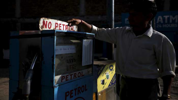 Los servicios públicos del país colapsaron ante la ausencia de gasolina