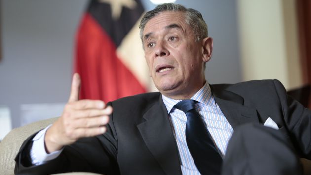 El embajador de Chile en Perú, Roberto Ibarra, viajó a Santiago para tratar sobre la disputa limítrofe.