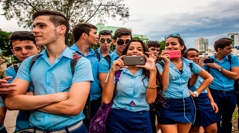 Estudiantes de secundaria observan una ceremonia de conmemoración de Camilo Cienfuegos, en La Habana, Cuba, el 28 de octubre de 2015.