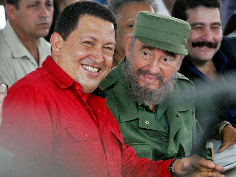 Fidel Castro y Hugo Chávez firmaron el convenio de colaboración el 30 de octubre de 2000.