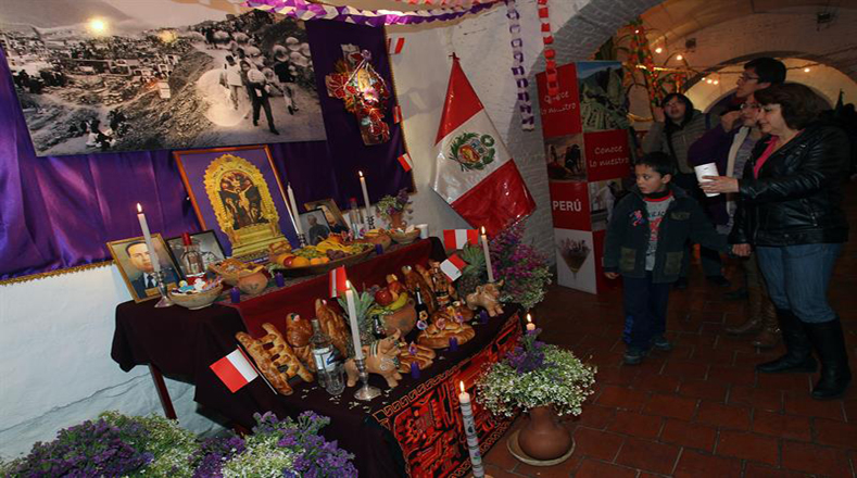En Bolivia, los ciudadanos y extranjeros residentes también celebran el Día de los Muertos. En la foto se observa un altar peruano en la ciudad de La Paz (Bolivia).
