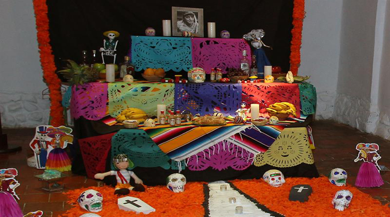 Para conmemorar este día, se hacen altares en homenaje a los muertos, en La Paz, Bolivia, uno de los altares hace tributo al cómico mexicano Roberto Gómez Bolaño, conocido como Chespirito, quien falleció el 28 de noviembre de 2014.