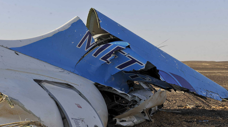 Los restos del Airbus 321 que se estrelló en el centro de Sinaí, Egipto, cerca de la ciudad de El Arish.