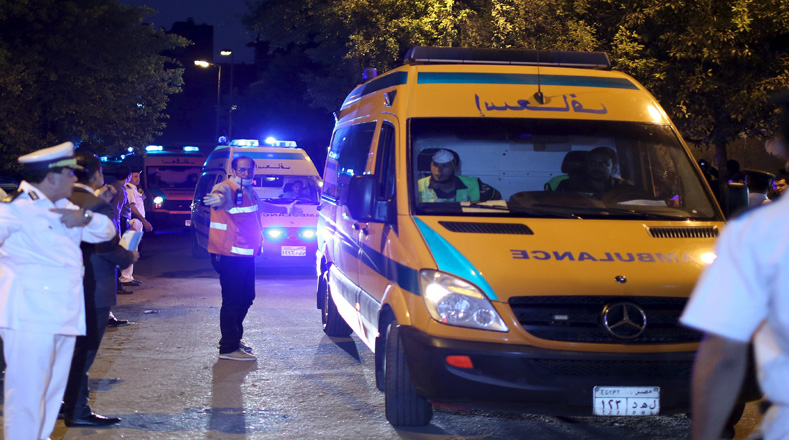 Policía abren el camino para que las ambulancias que transportan los cuerpos de los pasajeros a una morgue en El Cairo.