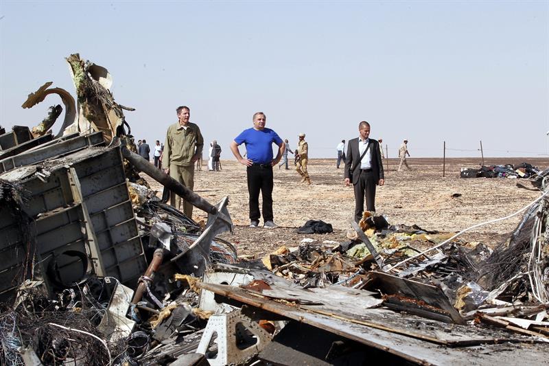 Al lugar del siniestro también llegó el ministro de Transportes ruso, Maxim Sokolov, y el jefe de la agencia de aviación civil, Alexandr Neradko, para examinar los restos del avión.