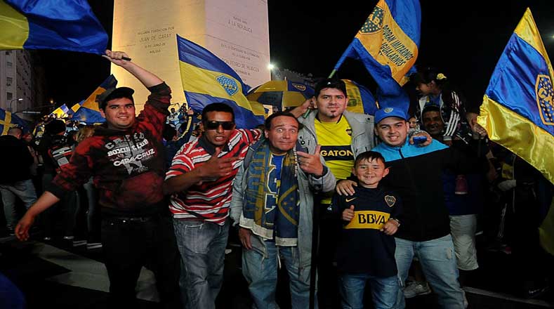 Aficionados en las afueras de La Bombonera festejaron el título de Boca