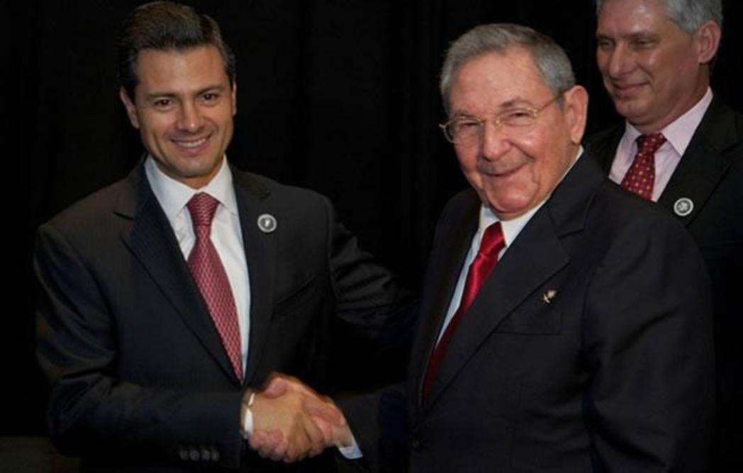 Enrique Peña Nieto y Raúl Castro acordaron relanzar los vínculos entre Cuba y México en Santiago de Chile, en 2013.