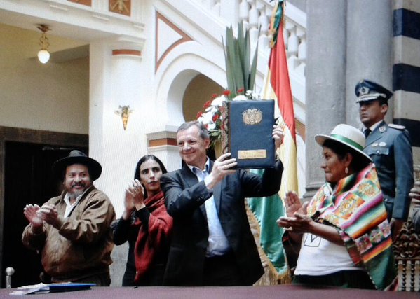 El presidente de la Asamblea Legislativa Plurinacional de Bolivia, José Alberto Gonzales, presentó la legislación.