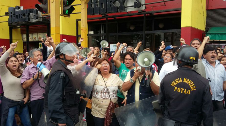 La protesta estuvo cargada de reclamos contra las autoridades que siguen violando algunos derechos establecidos en la Carta Magna peruana.