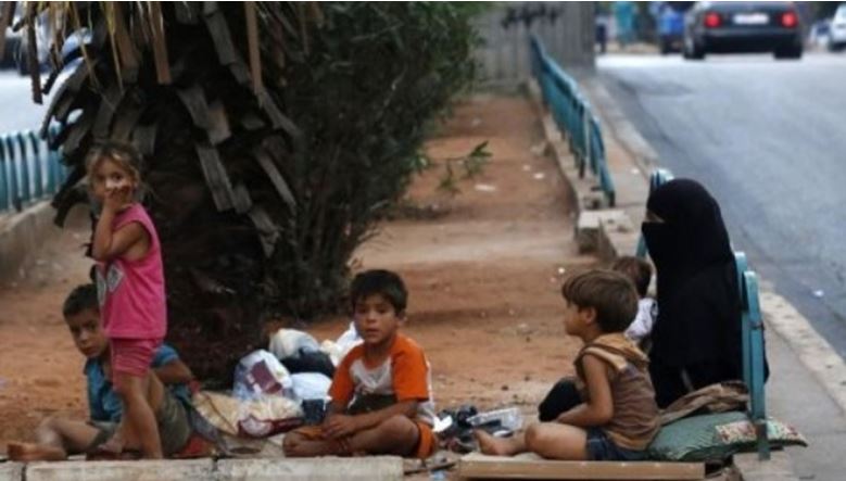 Refugiados sirios sin hogar descansan al lado de una carretera en la capital Beirut.