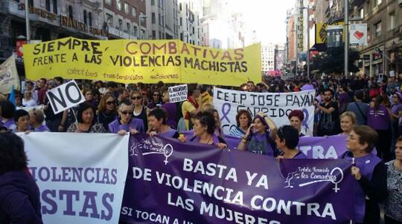 Previo a la movilización, anoche monumentos y edificios emblemáticos como la Cibeles en Madrid y la Alhambra de Granada fueron iluminadas en color morado en respaldo a la lucha contra la violencia de género. 
