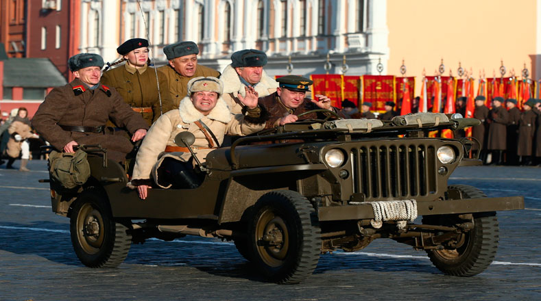 El evento marca el 74 aniversario del histórico desfile de 1941 cuando soldados soviéticos marcharon por la Plaza Roja hacia el frente de batalla durante la Segunda Guerra Mundial.