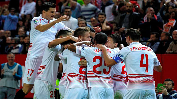 Los jugadores del Sevilla celebran el segundo gol ante el Real Madrid, durante el partido de la Liga Española.