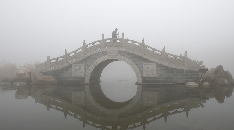 Las autoridades de la ciudad de Yinchuan, capital de la Región Hui de Ningxia, en el noroeste de China, emitieron este lunes una alerta roja por la niebla.