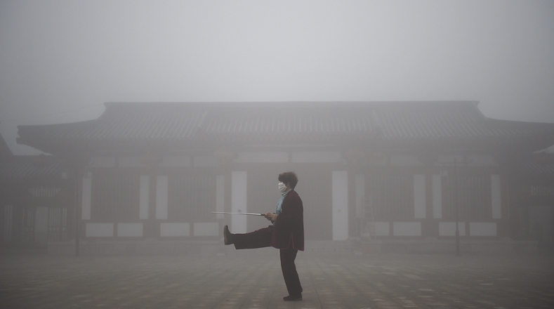 A pesar de la alerta, las personas hacen caso omiso del peligro ambiental y salen a ver la niebla. 
