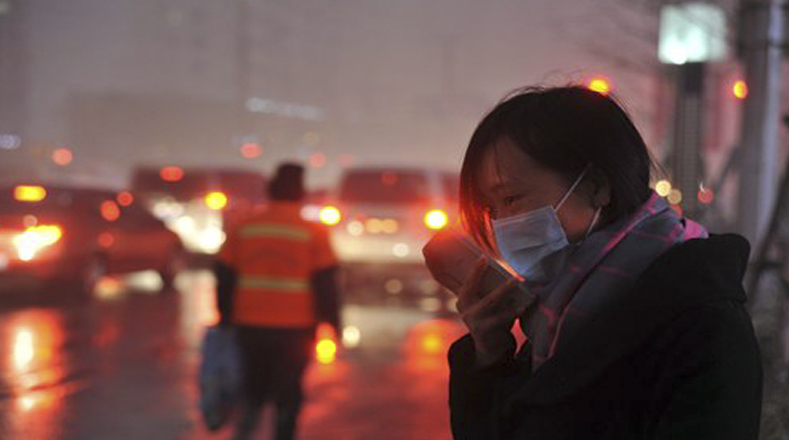 Miles de chinos usan mascarillas para protegerse de la contaminación. 