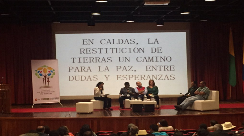 Las víctimas del conflicto colombiano debatieron sobre la restitución de tierras como camino para alcanzar la tan esperada paz que demandan los colombianos desde hace más de medio siglo.
