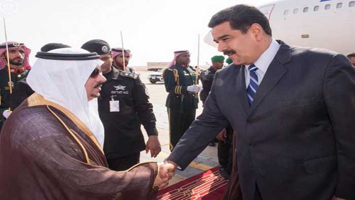 El jefe de Estado venezolano fue recibido por el rey Salmán bin Abdulaziz