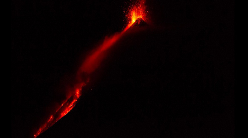 La lava ha provocado derrumbes en las ladera sur del Volcán.