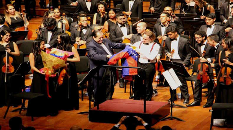 El recital abrió con los himnos de China y Venezuela, como símbolo de los lazos de amistad que hermanan a ambas naciones.
