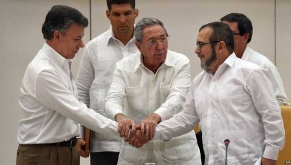 El 23 de septiembre de 2015 el presidente de Colombia, Juan Manuel Santos, y el líder de las FARC, Timoleón Jiménez, estrecharon manos con el respaldo del presidente de Cuba, Raúl Castro.